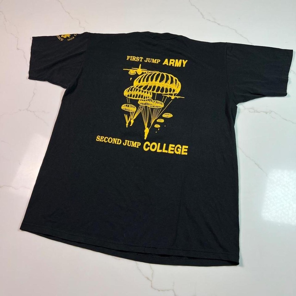 80s T-Shirt Mens Large Black Army First Jump College Parachute Vintage